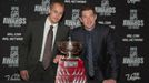 Brankáři týmu St. Louis Blues Jaroslav Halák a Brian Elliott pózují s Williams Jennings Trophy při předávání trofejí NHL v Las Vegas za sezónu 2011/12.