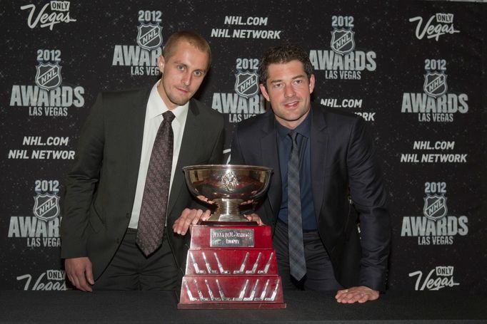 Brankáři týmu St. Louis Blues Jaroslav Halák a Brian Elliott pózují s Williams Jennings Trophy při předávání trofejí NHL v Las Vegas za sezónu 2011/12.