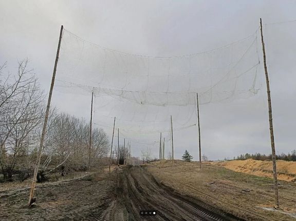 K obraně pře FPV drony slouží i ty nejprimitivnější prostředky - drátěné klece u aut a tanků, pletivo nad zákopy a dokonce i sítě nad silnicemi.