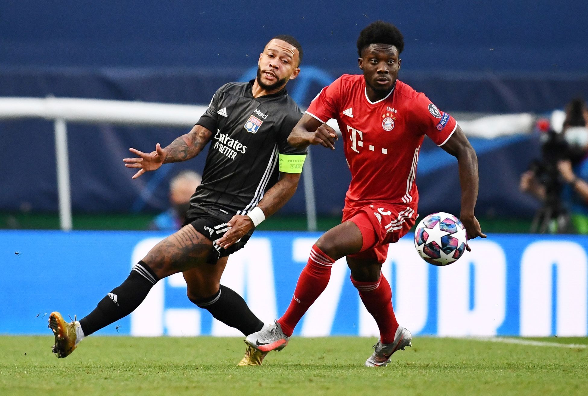 Memphis Depay a Alphonso Davies v semifinále LM Bayern - Lyon