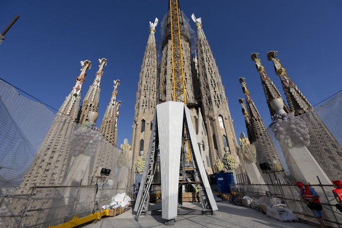 Pohled na probíhající výstavbu baziliky Sagrada Familia v Barceloně. Ve čtvrtek 30. října 2025 se stala nejvyšším kostelem na světě.