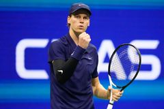 Djokovič na ďábelské tempo neměl. Alcaraze ve finále US Open vyzve Sinner