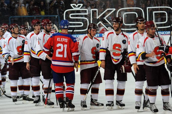 Hokejista Jakub Klepiš se zdraví s hráči Sparty po přípravném utkání HC Sparta Praha - HC LEV Praha před sezónou 2012/13.