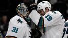 NHL, LA Kings - San Jose: Antti Niemi (31) a Joe Thornton (19) slaví vítězství Sharks