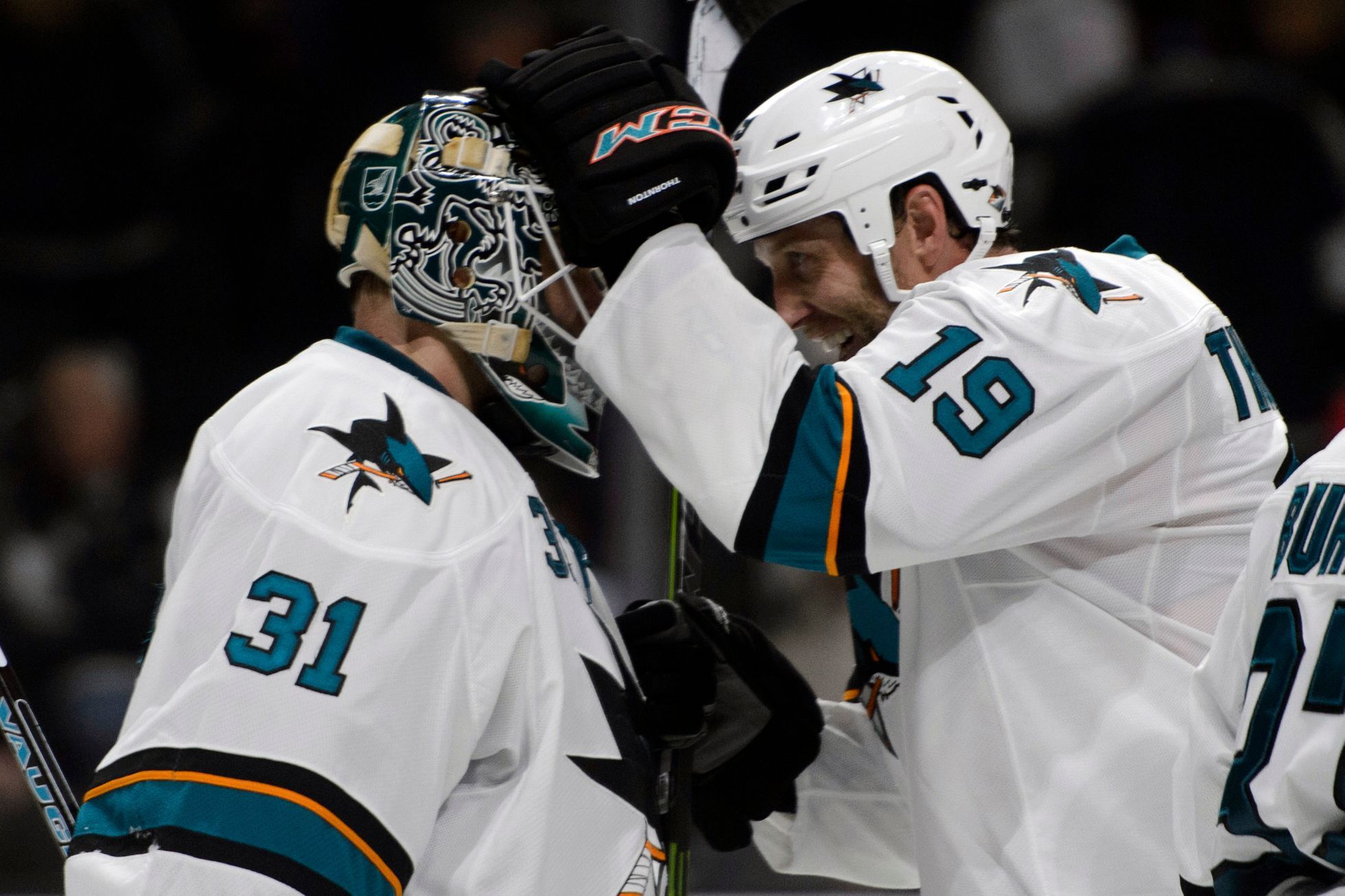 NHL, LA Kings - San Jose: Antti Niemi (31) a Joe Thornton (19) slaví vítězství Sharks