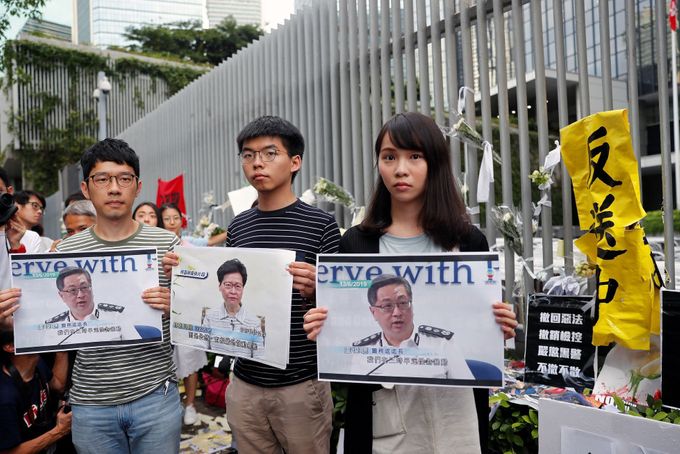 Přední osobnosti prodemokratických protestů v Hongkongu. Zleva Nathan Law, Joshua Wong a Agnes Chow.