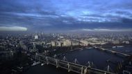 LONDÝN (Velká Británie) Letecký pohled na centrum Londýna. Obyvatele města Hemel Hempstead severně od Londýna probudila série mohutných výbuchů dnes časně ráno. Explodovala zde část ropného terminálu v průmyslové zóně města.