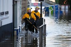 Británii a Francii sužuje vichřice, Angličané se obávají povodní