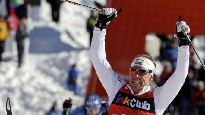 Emil Jönsson se raduje z vítězství ve sprintu.