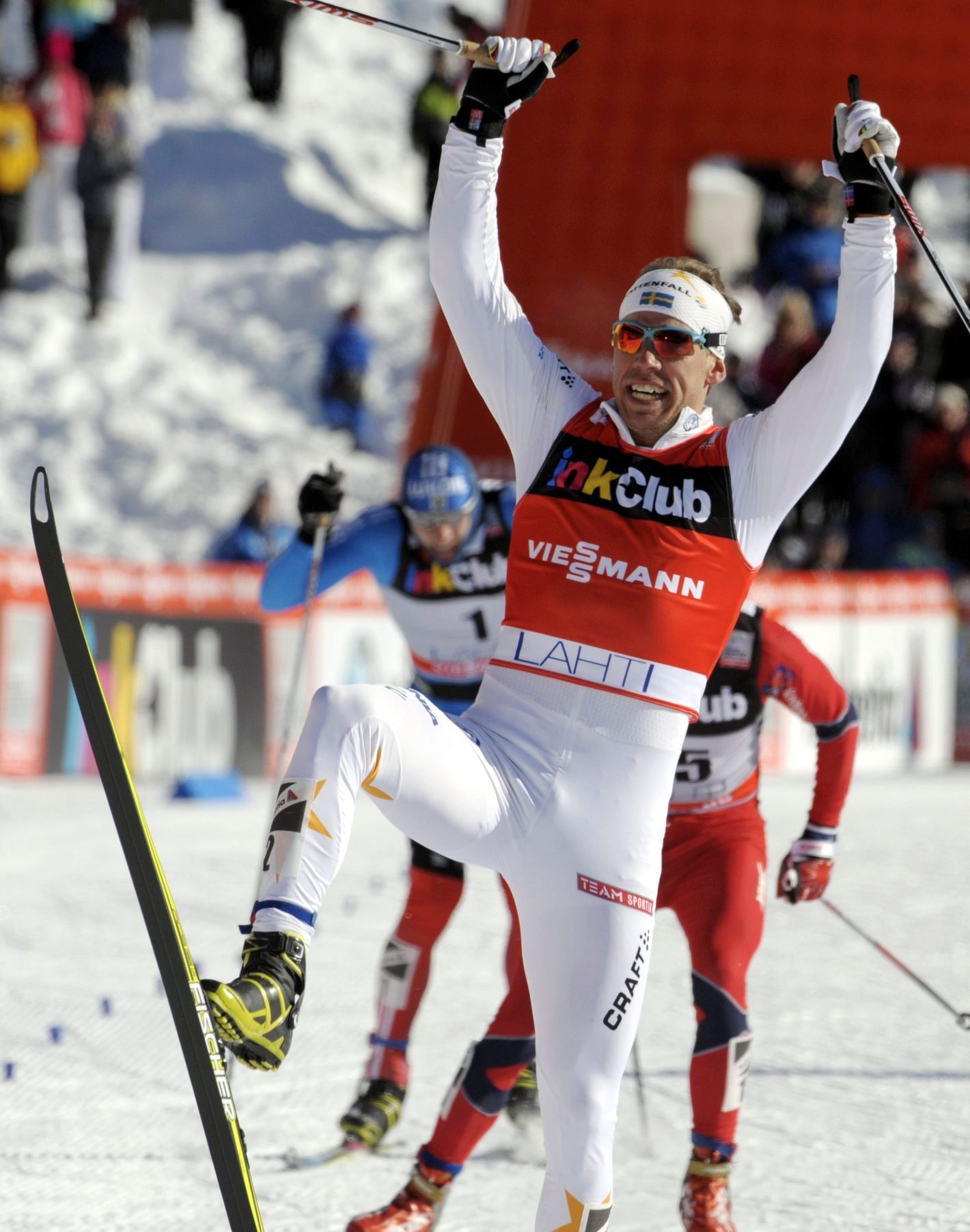 Emil Jönsson se raduje z vítězství ve sprintu (Lahti)