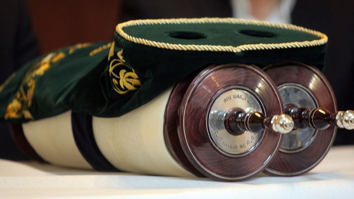 Při útoku na synagogu ve Vídni byl vážně zraněn policista, pachatel je na útěku