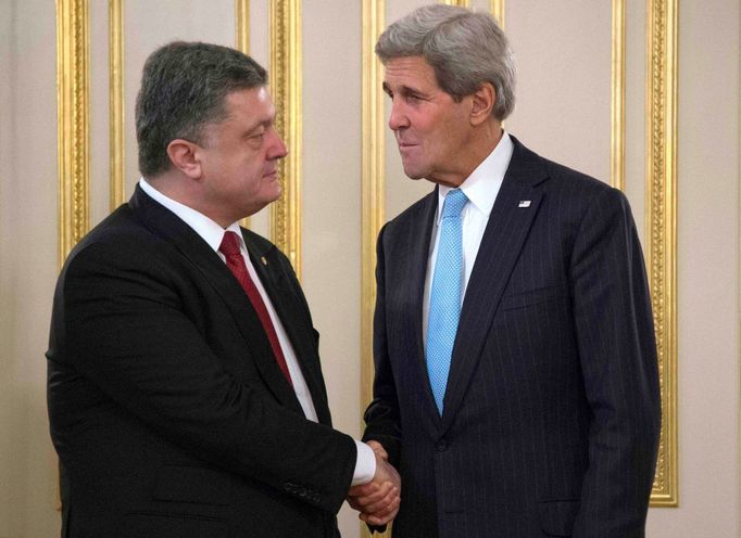 John Kerry a Petro Porošenko při jednání v Kyjevě.