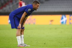 Smutný hrát Chelsea Mateo Kovačič po vyřazení v osmifinále Ligy mistrů  od Bayernu