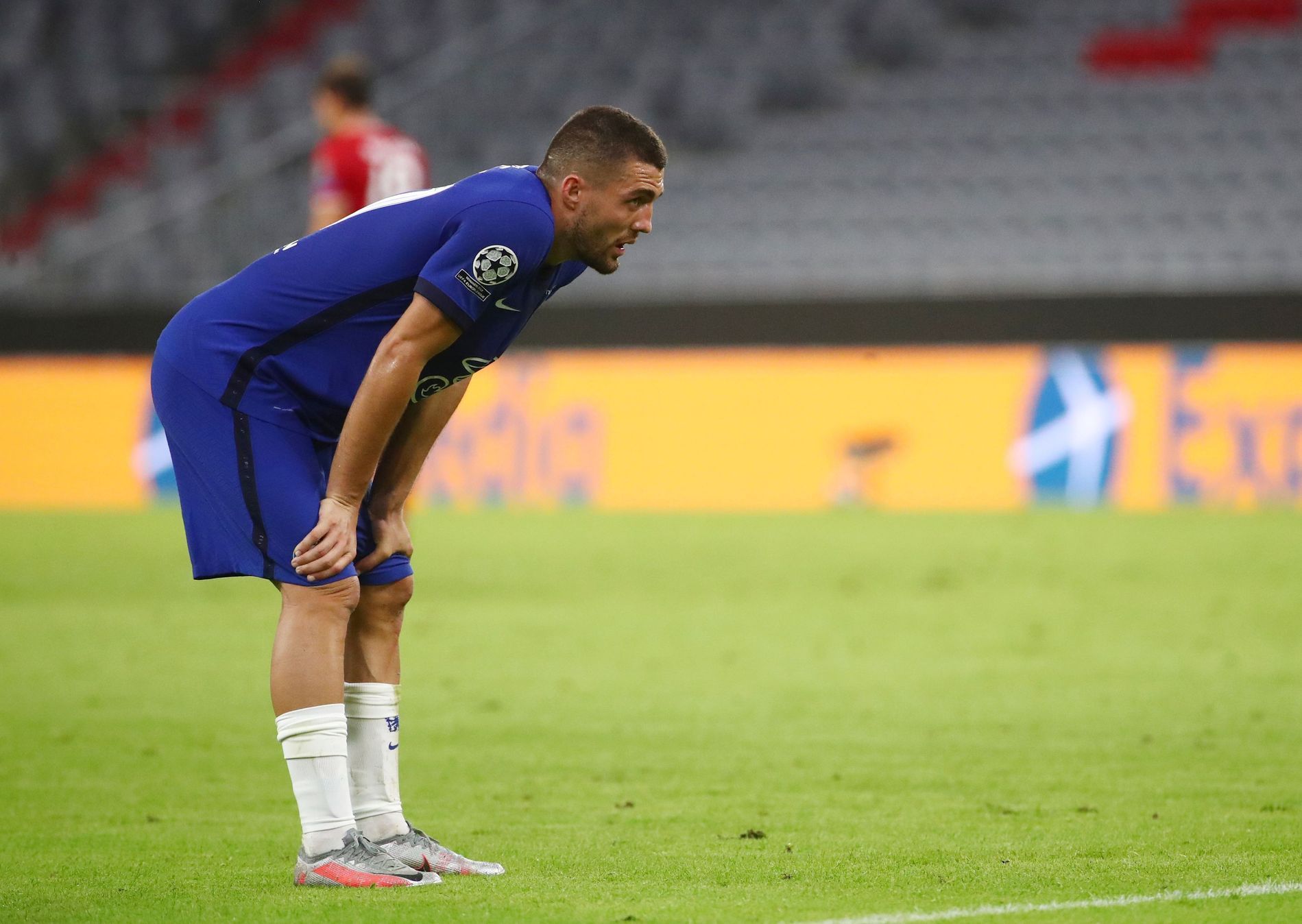 Smutný hrát Chelsea Mateo Kovačič po vyřazení v osmifinále Ligy mistrů  od Bayernu