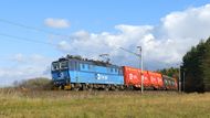 Část lokomotiv řady 363 dnes slouží u dopravce ČD Cargo. Zde s nákladem kontejnerů Innofreight u Velkého Oseku.