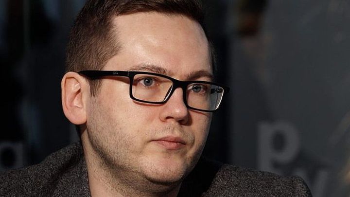 Právník se na Twitteru smál křesťanům odmítajícím pomoc uprchlíkům. Dostal trest