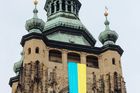 Záběr na vyvěšenou vlajku Ukrajiny na věži pražského Chrámu sv. Víta Praze. 24. 2. 2022