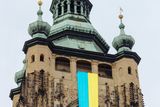 Záběr na vyvěšenou vlajku Ukrajiny na věži pražského Chrámu sv. Víta Praze. 24. 2. 2022