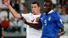 Fotbal, kvalifikace MS: Itálie - Česko: Mario Balotelli (vpravo) - Marek Suchý