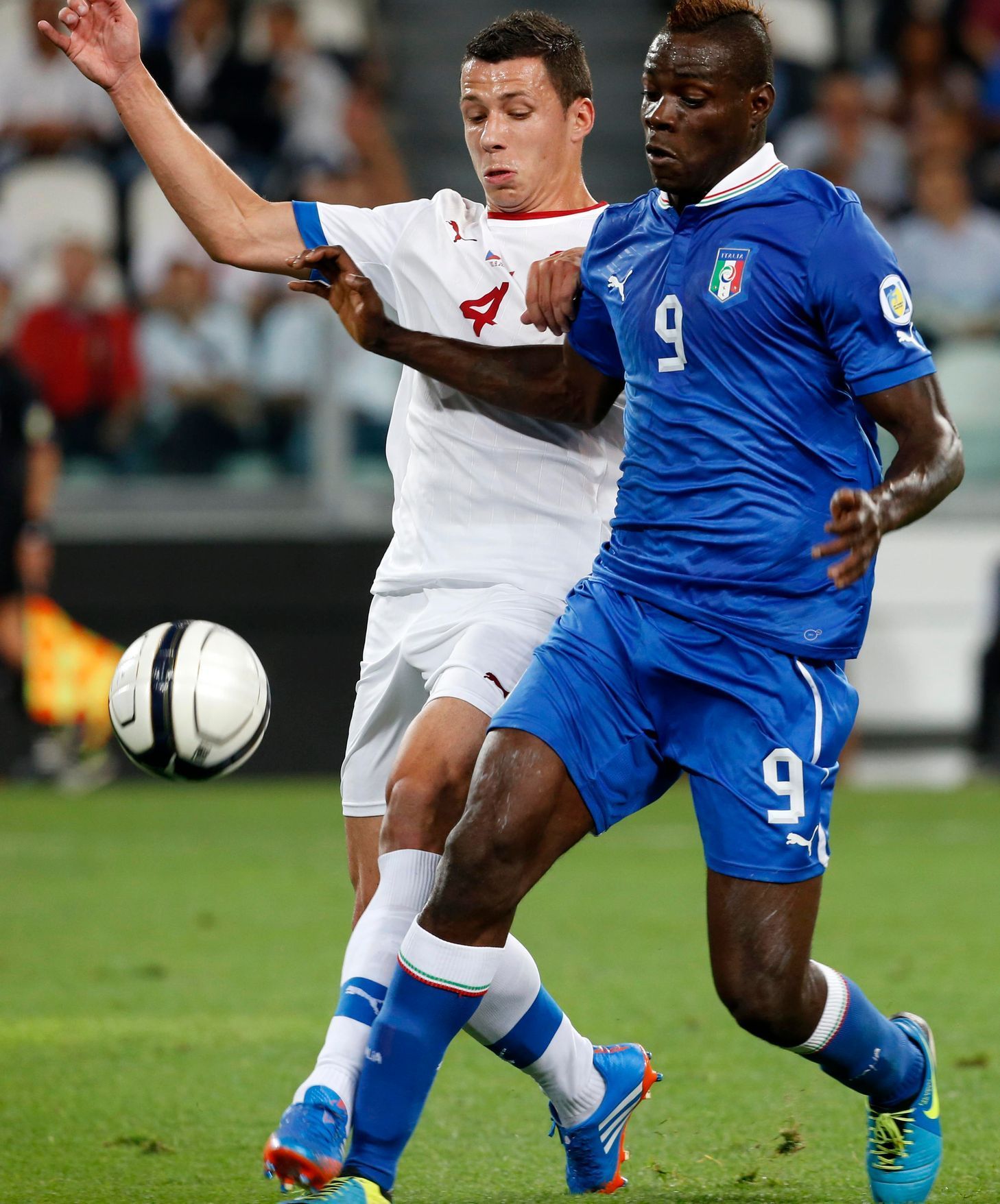Fotbal, kvalifikace MS: Itálie - Česko: Mario Balotelli (vpravo) - Marek Suchý