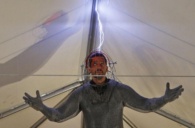 Magician David Blaine performs a demonstration of his upcoming performance "Electrified" during a press briefing in New York, October 2, 2012. During the performance Blaine will wear a custom made metal suit while standing on a 20-foot-high (6 meters) platform on New York City's Pier 54 on the edge of the Hudson River while surrounded by seven metallic orbs, or tesla coils, that will stream 1 million volts of electricity around him for 3 days and nights. REUTERS/Mike Segar (UNITED STATES - Tags: ENTERTAINMENT SOCIETY TPX IMAGES OF THE DAY) Published: Říj. 2, 2012, 6:46 odp.