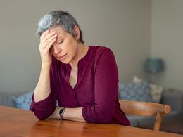 Ženy si příznaky postcovidového syndromu často pletou s menopauzou, upozorňují lékaři