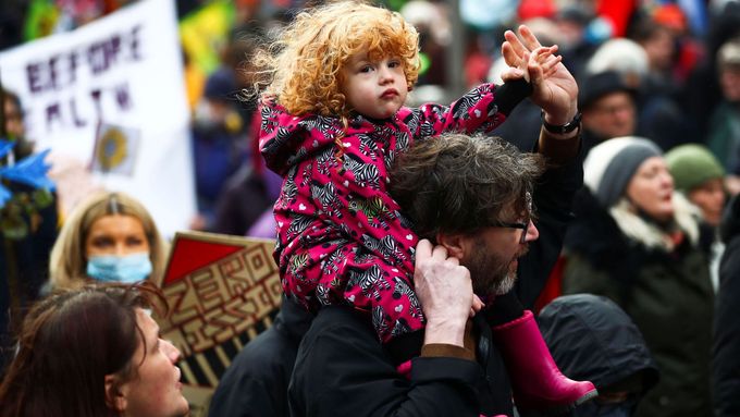 Konec blábolení. Tisíce lidí v Glasgow chtějí rychlejší kroky k ochraně klimatu
