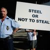 Minoritní akcionáři ArcelorMittal Ostrava protestovali proti zástavě části akcií