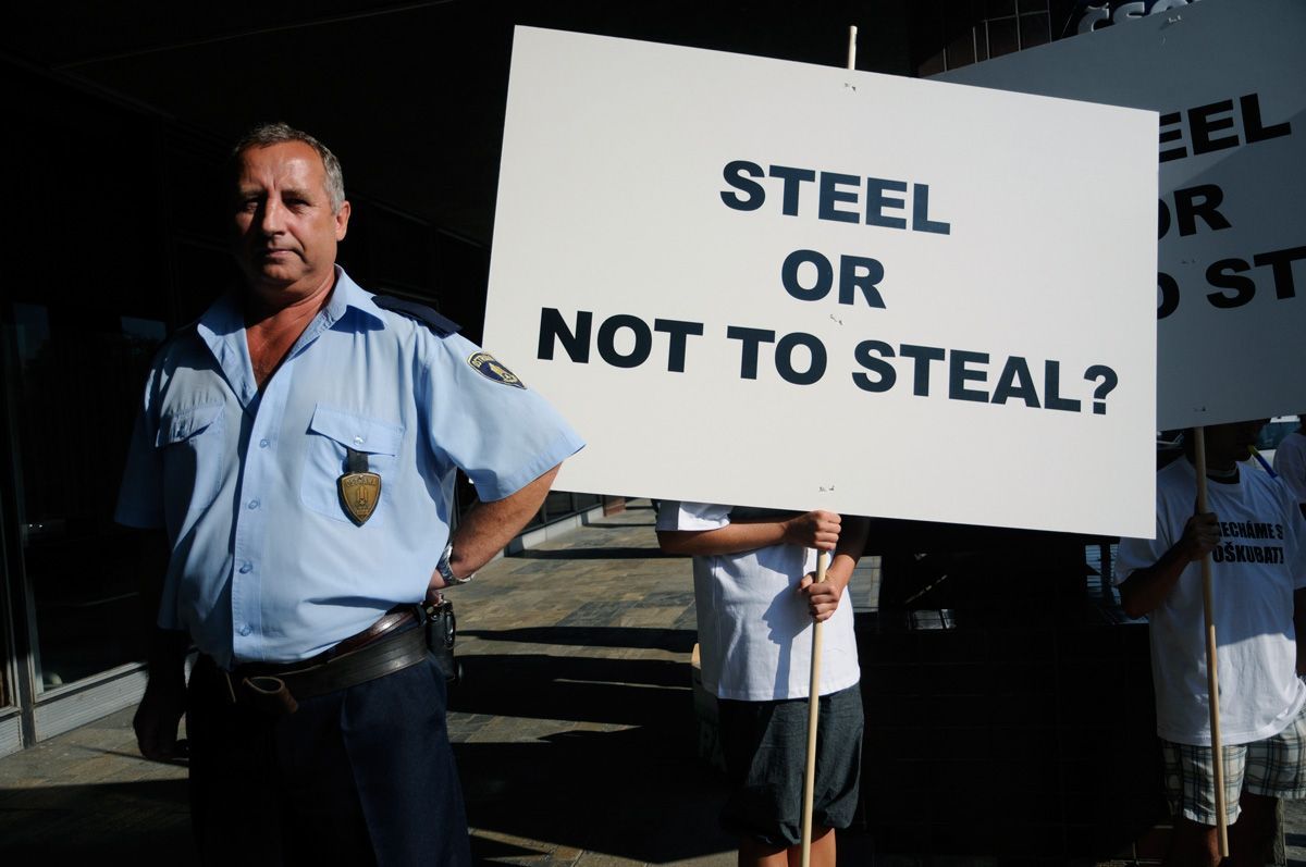 Minoritní akcionáři ArcelorMittal Ostrava protestovali proti zástavě části akcií