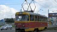 Tramvaj T3, chlouba československého strojírenství, na fotografii z roku 2008 v ruském městě Barnaul.