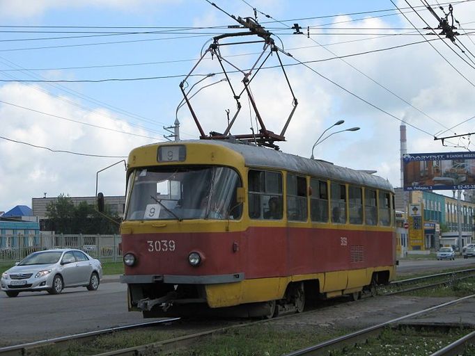 Tramvaj T3 v ruském městě Barnaul na fotografii z roku 2008