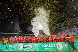 Slavia během čtyř dní a dvou duelů s Baníkem získala hned dvě ceněné trofeje. Po nedělním vítězství v lize následoval triumf v domácím poháru.