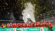 Slavia během čtyř dní a dvou duelů s Baníkem získala hned dvě ceněné trofeje. Po nedělním vítězství v lize následoval triumf v domácím poháru.