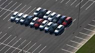 Zkušební provoz spouští automobilka až v těchto dnech, už v polovině října však stály na rozlehlých asfaltových plochách první vyrobené vozy Hyundai i30.