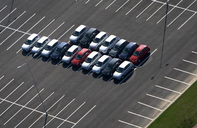 Zkušební provoz spouští automobilka až v těchto dnech, už v polovině října však stály na rozlehlých asfaltových plochách první vyrobené vozy Hyundai i30.