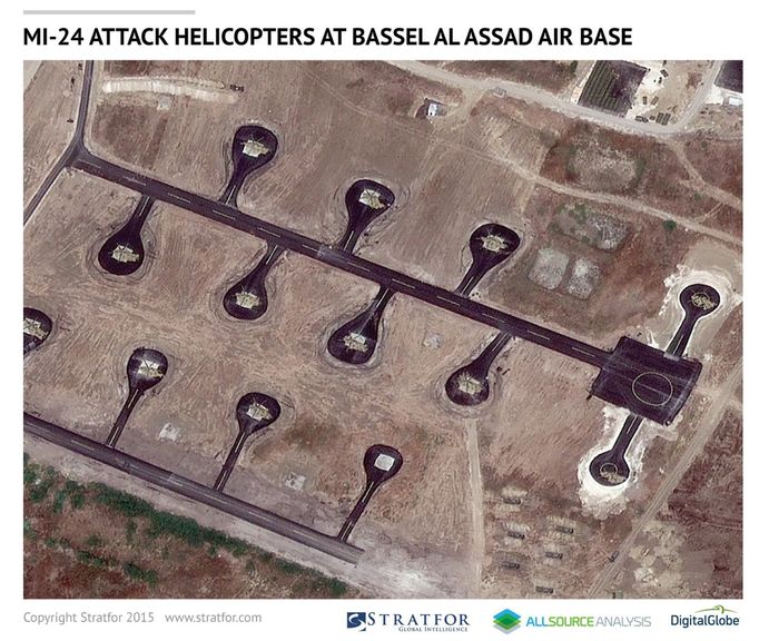 Satelitní snímek, na němž jsou zachyceny ruské útočné vrtulníky Mi-24 na letecké základně Básila Asada v Sýrii.