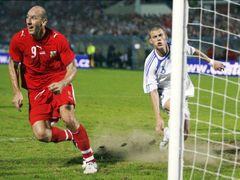 Slovenský fotbalista Martin Škrtel přihlíží radosti Jana Kollera po vstřelení třetího gólu.