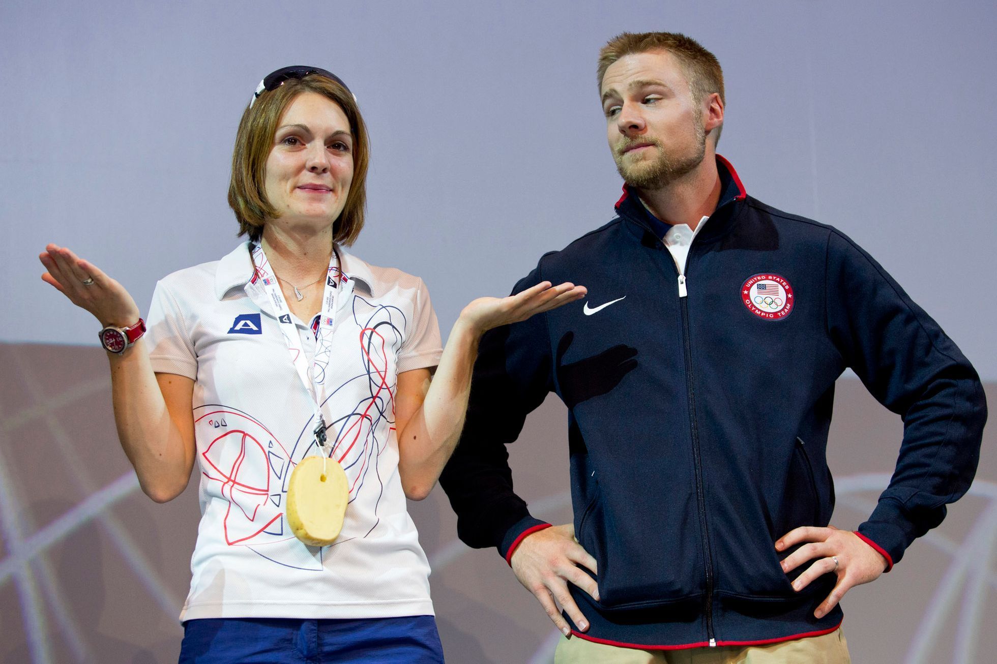 Kateřina Emmons s bramborovou medailí a manželem Mattem