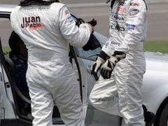 Kimmi Räikkönen (vpravo) diskutuje se svým stájovým kolegou a viníkem karambolu na záatku GP USA Juanem Pablem Montoyou.