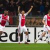 Fotbalisté Ajaxu Amsterdam slaví gól Niklase Moisandera (vpravo) v utkání proti Manchesteru City během základních skupin Ligy mistrů 2012/13.