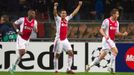 Fotbalisté Ajaxu Amsterdam slaví gól Niklase Moisandera (vpravo) v utkání proti Manchesteru City během základních skupin Ligy mistrů 2012/13.