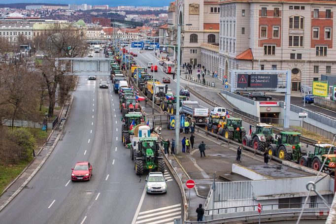 Protest části zemědělců s traktory v Praze na magistrále a před ministerstvem zemědělství, 19. 2. 2024.