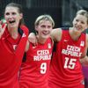 České basketbalistky Ilona Burgrová, Hana Horáková a Eva Vítečková (zleva) se radují z vítězství v utkání skupiny A s Chorvatskem na OH 2012 v Londýně.