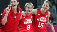 České basketbalistky Ilona Burgrová, Hana Horáková a Eva Vítečková (zleva) se radují z vítězství v utkání skupiny A nad Chorvatskem.