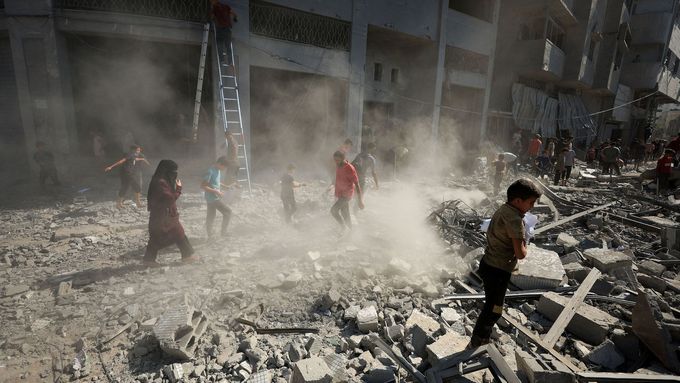 Palestinci prohlížejí místo izraelských náletů na evakuovanou budovu Al-Ghefari v Gaze. Gaza City, 15. září 2025.