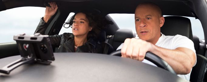 Michelle Rodriguezová v roli Letty a Vin Diesel jako Dominic Toretto.
