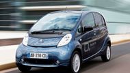 Minivůz Peugeot iON je jedním z trojčat, která dále tvoří Mitsubishi iMiEV a Citroën C-zero. Cena je 717 288 Kč, dojezd cca 130 kilometrů a 130 km/hod je maximální rychlost. Prodává se již třetím rokem.