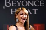 2. Beyoncé Knowles: Zpěvačka, herečka, módní návrhářka a producentka. Začínala se skupinou Destiny´s Child. Za podpory společností jako Nintendo či L´Oreal a díky expandující módní značce House of Dereon rozšiřuje nyní své hudebně-obchodní impérium sama. Se svým manželem, hiphopovým mogulem Jay-Z, tvoří jeden z nejlépe vydělávajících párů v Hollywoodu.