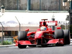 Kimi Raikkonen s Ferrari při tréninku na Velkou cenu Monaka.