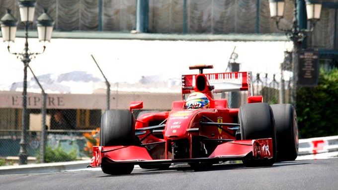 Kimi Raikkonen s Ferrari při tréninku na Velkou cenu Monaka.